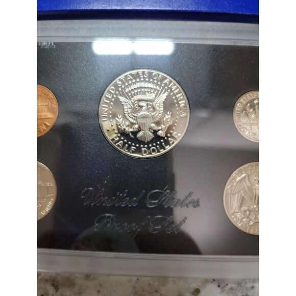 1972 US Mint 5 Coin Proof Set Kept in Safe Uncirculated in Case - Picture 7 of 8